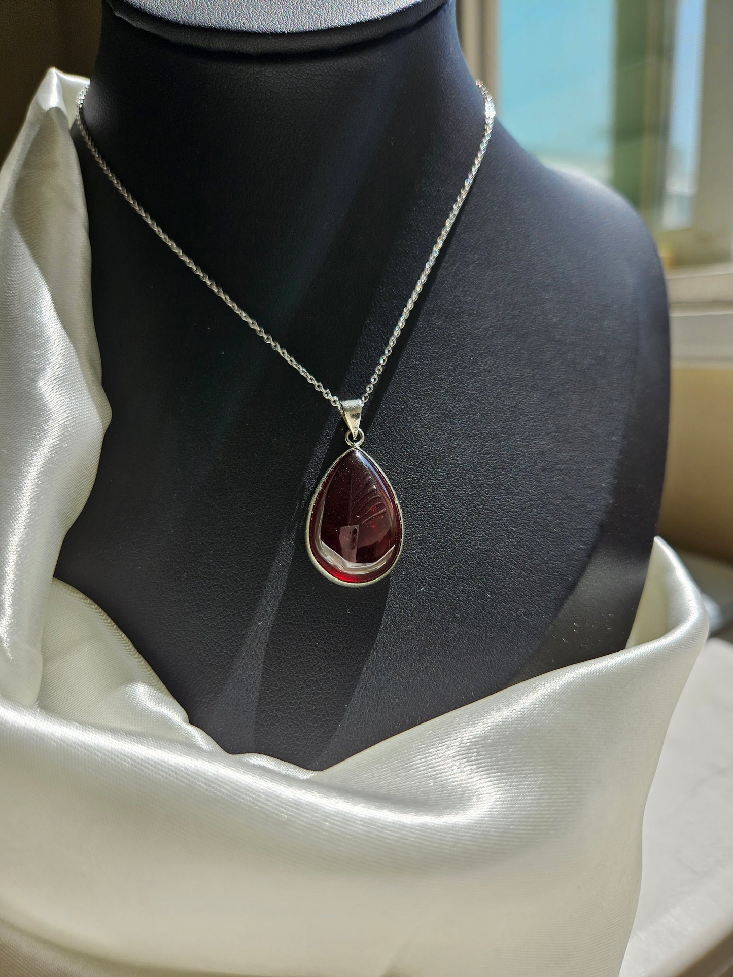 Natural teardrop-shaped garnet pendant necklace