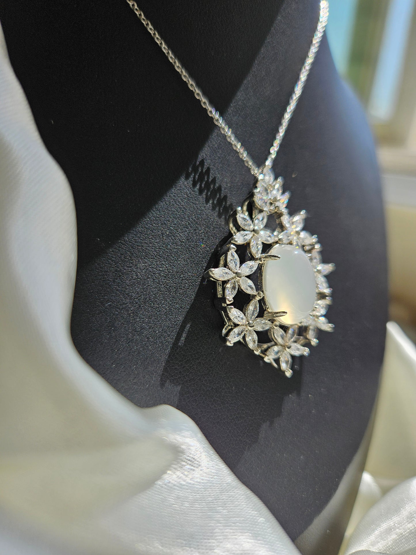 Natural chalcedony gemstone luxury inlaid zircon flower pendant necklace