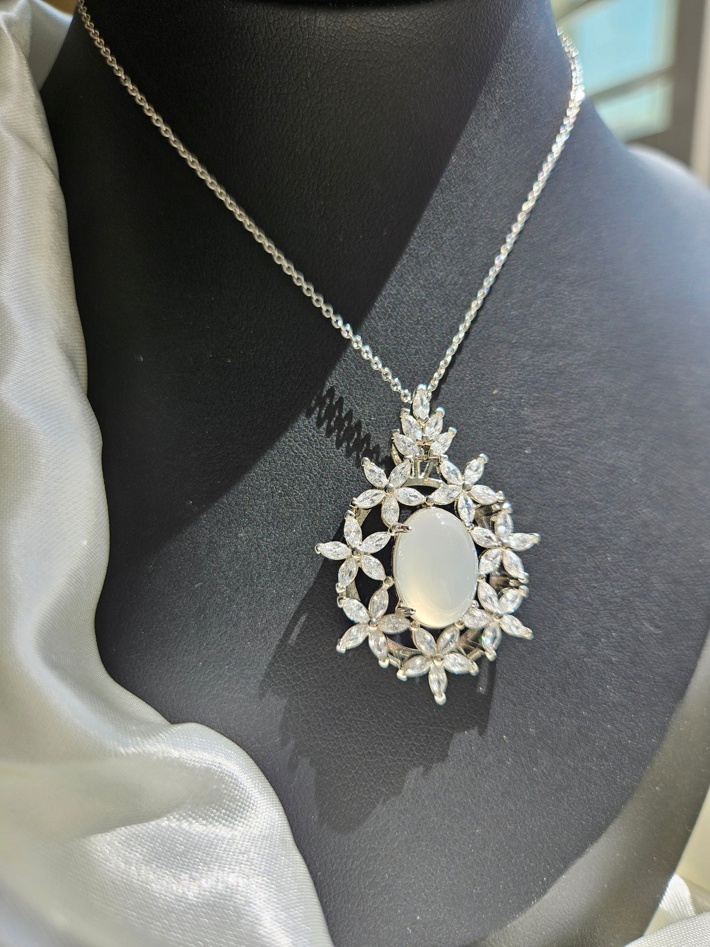 Natural chalcedony gemstone luxury inlaid zircon flower pendant necklace