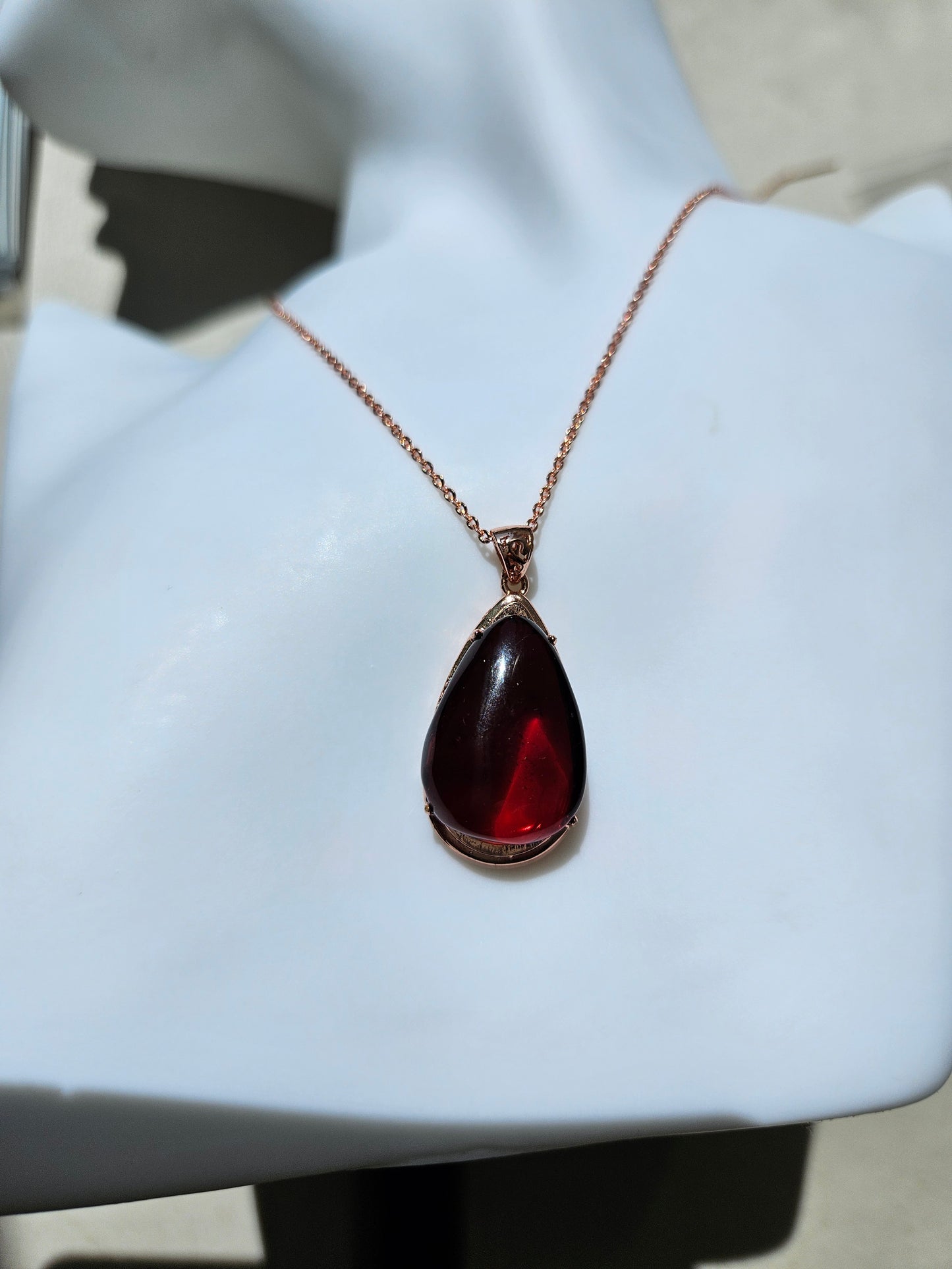 Natural teardrop-shaped red amber pendant necklace