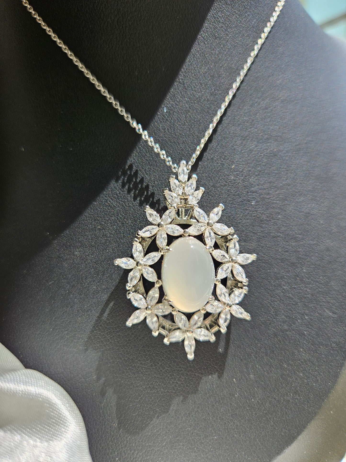 Natural chalcedony gemstone luxury inlaid zircon flower pendant necklace